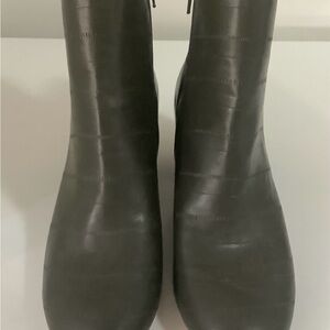 Urban Outfitters Green olive leather booties size 7 and 2.5 heels
